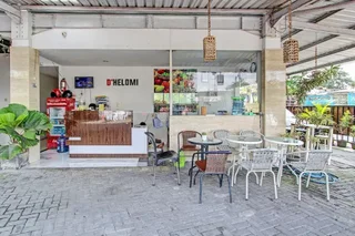 Депок: Super OYO Collection O 90253 DHelomi