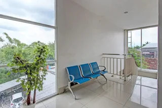 Депок: Super OYO Collection O 90253 DHelomi