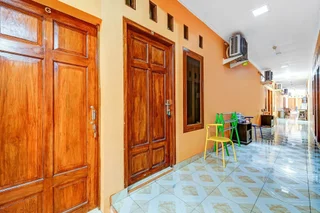 Батуретно: OYO 90768 Endrayanti Inn Syariah