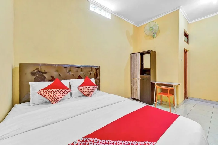 Батуретно: OYO 90768 Endrayanti Inn Syariah