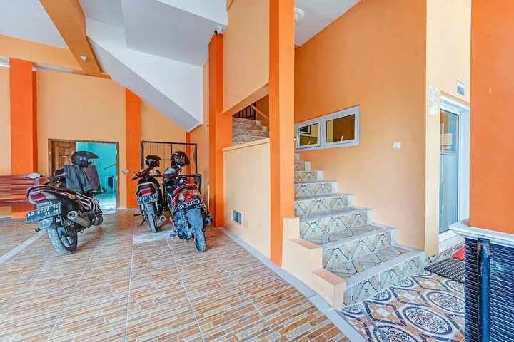 Батуретно: OYO 90768 Endrayanti Inn Syariah
