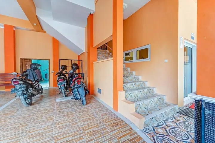 Батуретно: OYO 90768 Endrayanti Inn Syariah