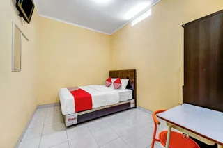 Батуретно: OYO 90768 Endrayanti Inn Syariah