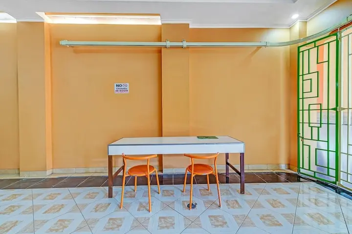 Батуретно: OYO 90768 Endrayanti Inn Syariah