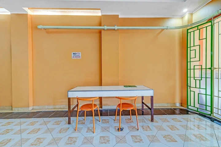 Батуретно: OYO 90768 Endrayanti Inn Syariah