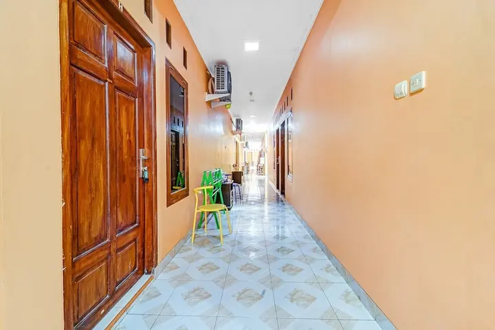 Батуретно: OYO 90768 Endrayanti Inn Syariah