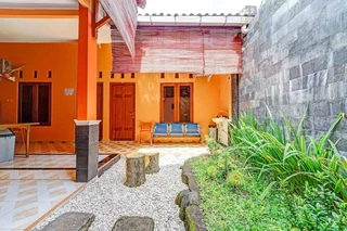 Батуретно: OYO 90768 Endrayanti Inn Syariah