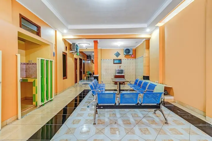 Батуретно: OYO 90768 Endrayanti Inn Syariah