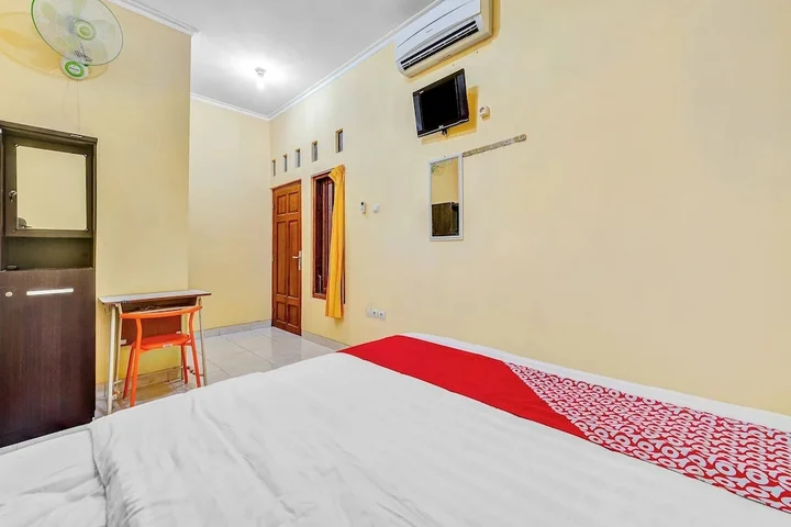 Батуретно: OYO 90768 Endrayanti Inn Syariah