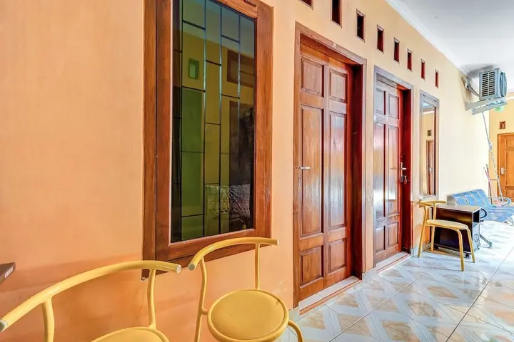 Батуретно: OYO 90768 Endrayanti Inn Syariah