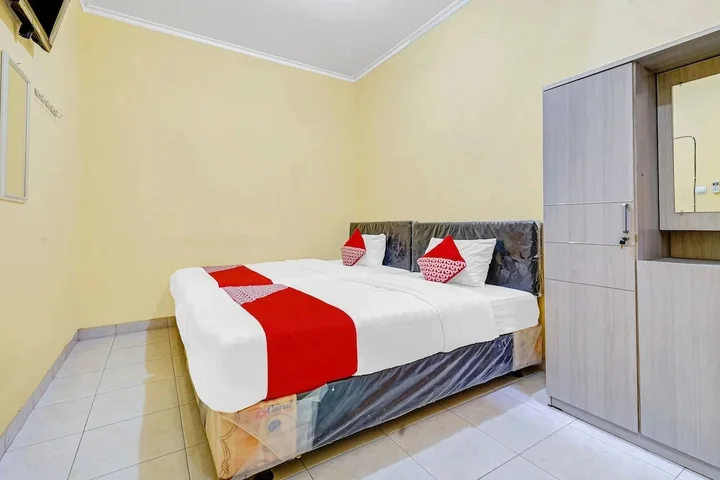 Батуретно: OYO 90768 Endrayanti Inn Syariah