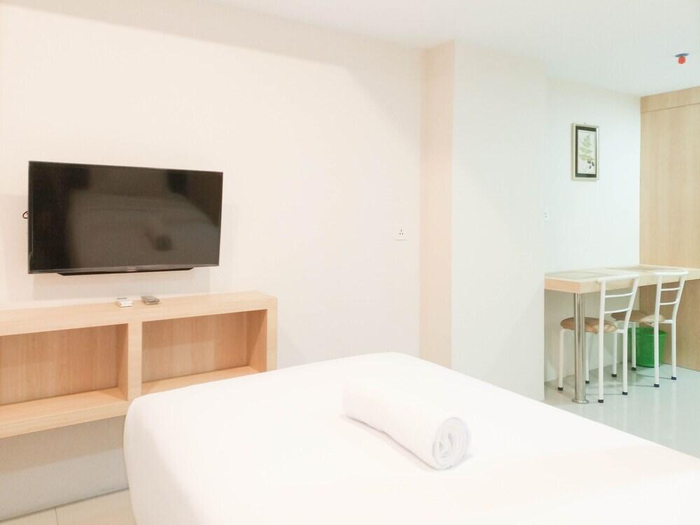Tranquil And Comfort Studio At De Prima Apartment — фото 4