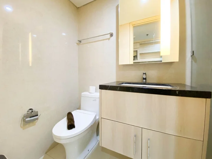 Семаранг: Nice And Elegant Studio Apartment At Warhol (W/R) Residence