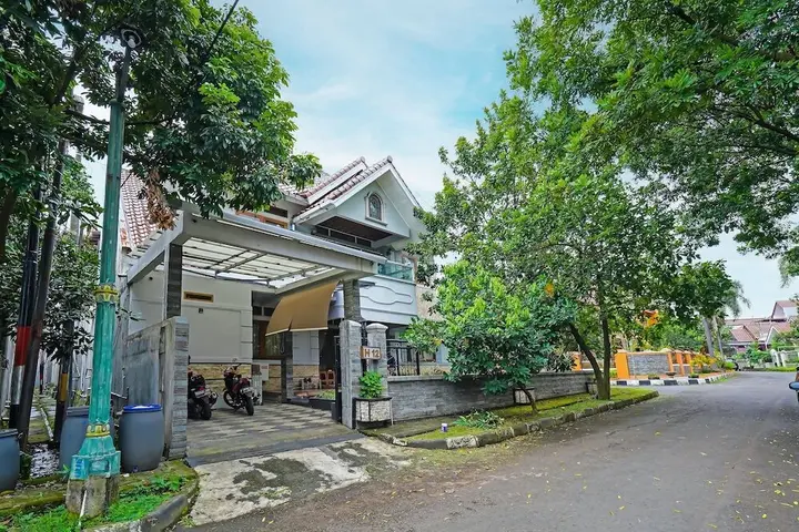 Бандунг: OYO 92121 Mitra Dago Antapani Syariah