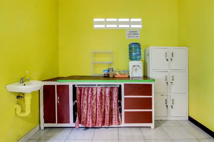 Семаранг: SPOT ON 92611 Lobak Hostel CapsuleNearAyam Goreng Terowongan