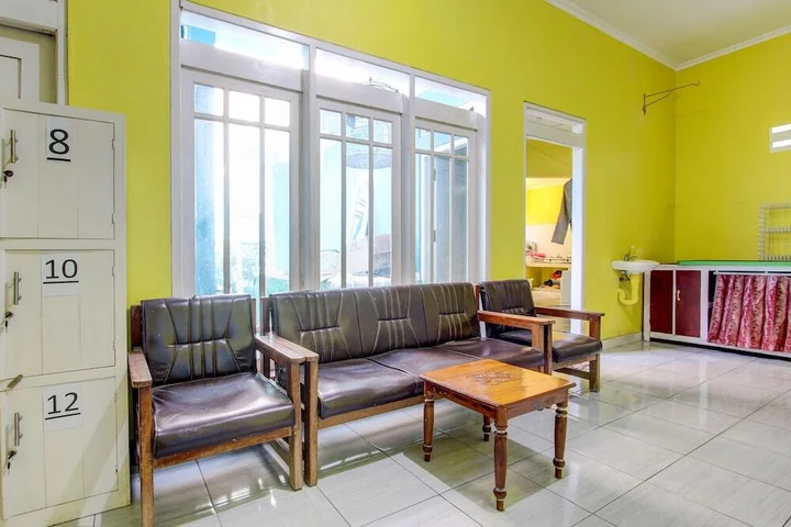 Семаранг: SPOT ON 92611 Lobak Hostel CapsuleNearAyam Goreng Terowongan