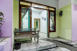 Семаранг: SPOT ON 92540 Karomah Kostel Syariah