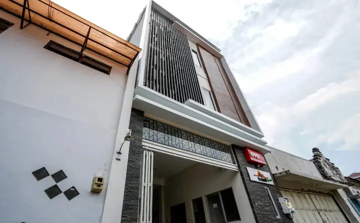 Сурабая: Graha 8 Syariah By OYO Rooms