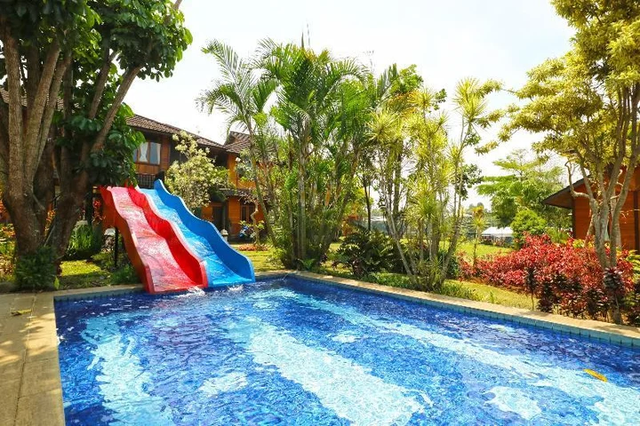 Паромпонг: Villa Gardenia Bandung by ZUZU