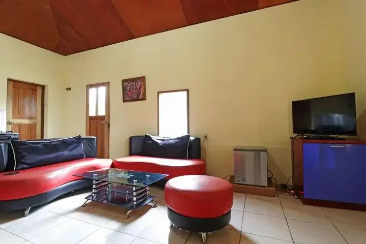 Озеро Тоба: Tuk Tuk Timbul Bungalows By Zuzu