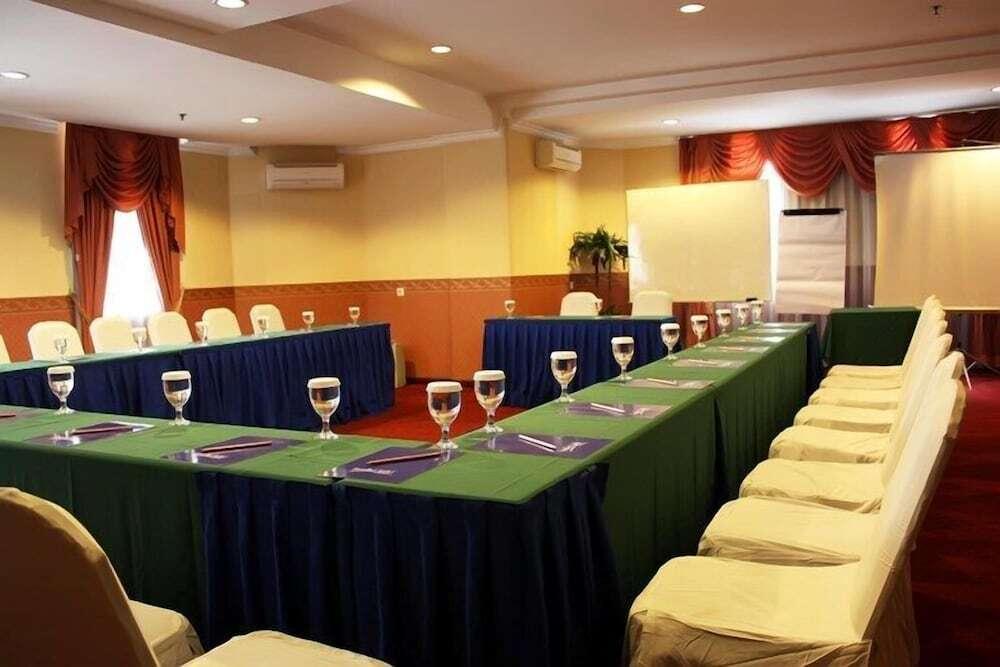 Медан: Travellers Suites