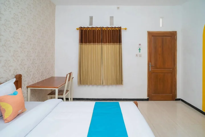 Бату: Sans Hotel Queen Batu
