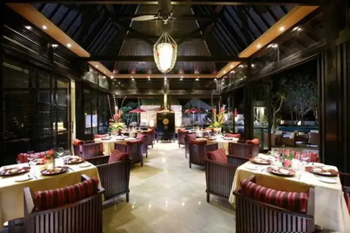 Беноа: The Royal Santrian Serenity Villas By The Sea