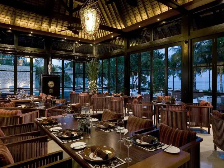 Беноа: The Royal Santrian Serenity Villas By The Sea