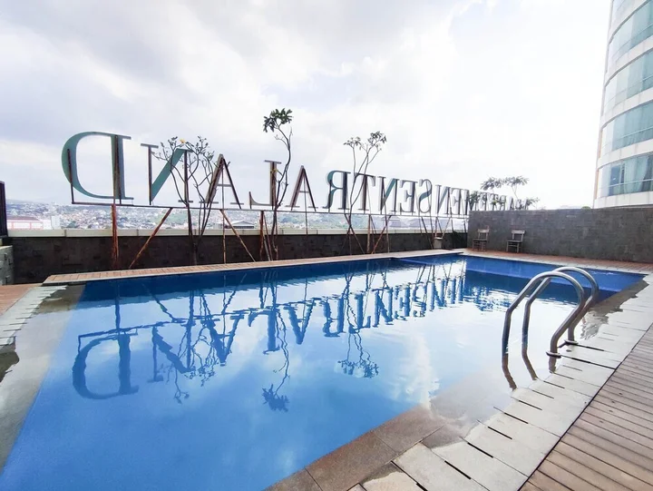 Семаранг: Homey And Strategic Studio (No Kitchen) At Sentraland Semarang Apartment