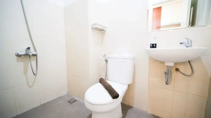 Сурабая: Compact And Cozy Stay Studio At Bale Hinggil Apartment