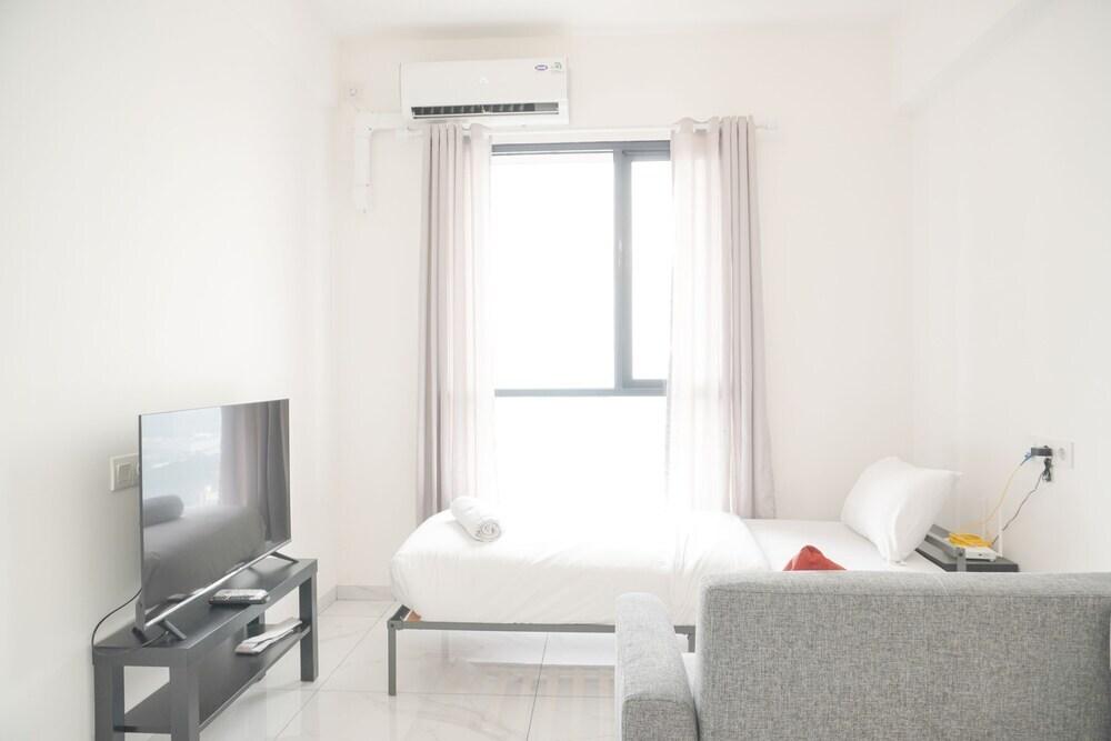 Homey And Well Furnished Studio Sky House Alam Sutera Apartment — фото 5
