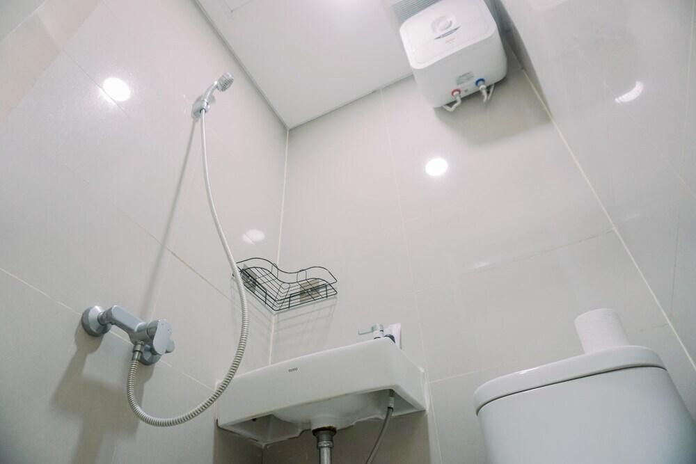 Legok: Cozy Stay Studio (No Kitchen) Apartment At B Residence
