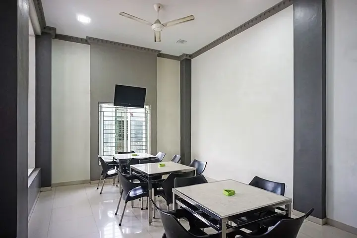 Медан: OYO 93355 Maestro Home Syariah