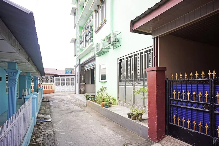Медан: OYO 93355 Maestro Home Syariah
