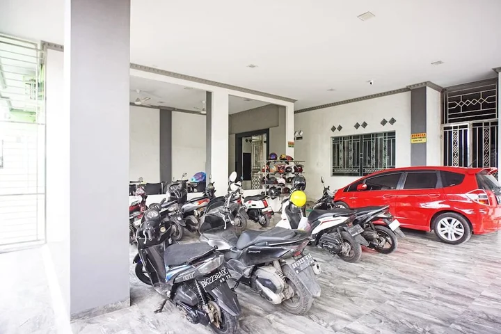 Медан: OYO 93355 Maestro Home Syariah