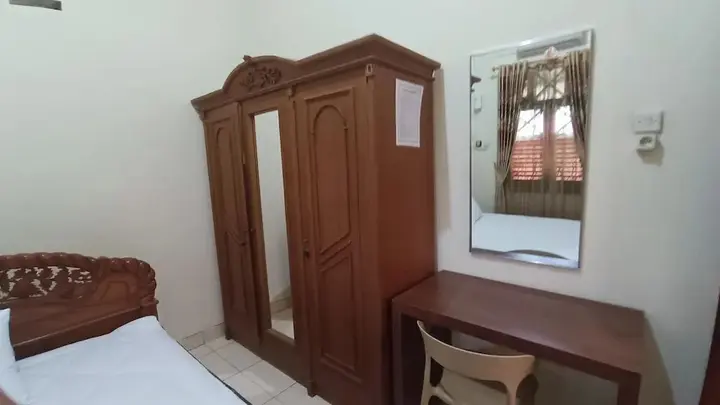 Депок: SPOT ON 93376 Roemah Ambarrukma 185 Syariah