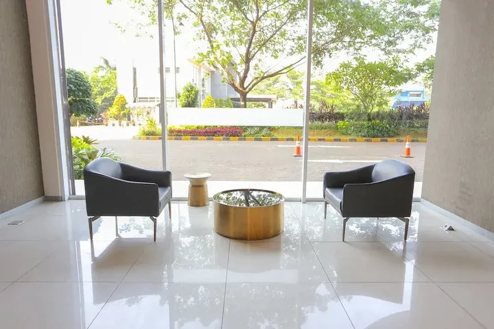 Тангеранг: OYO 93432 Tree Room Hotel
