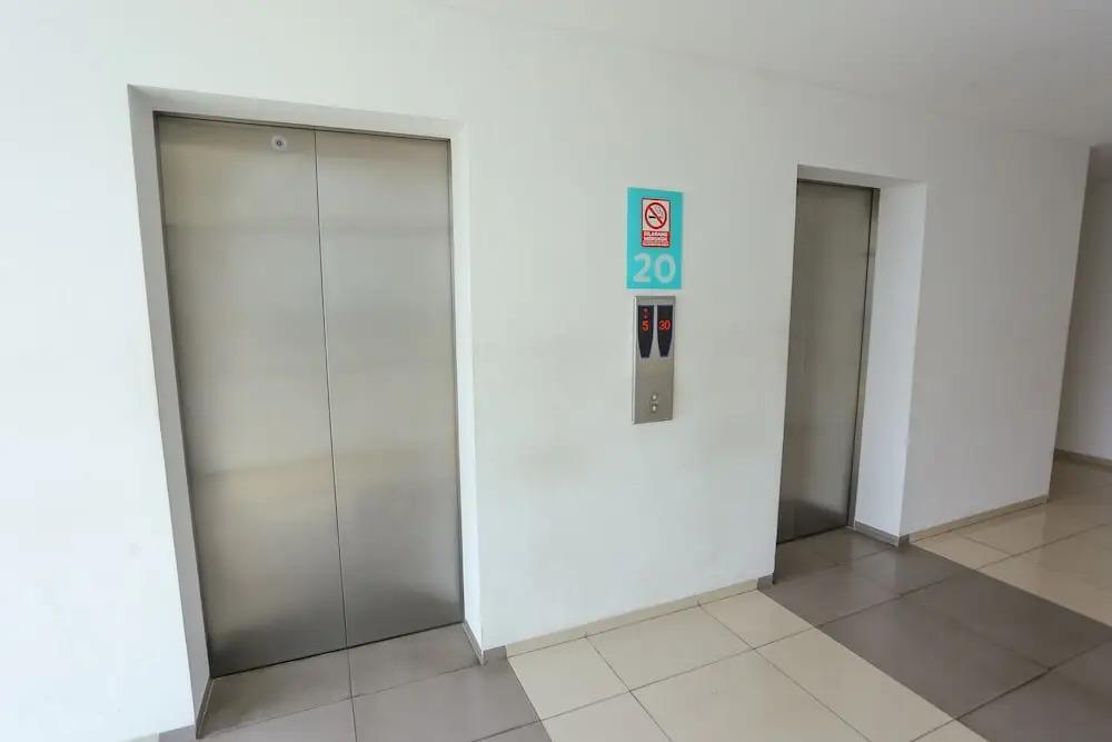 Тангеранг: OYO 93432 Tree Room Hotel