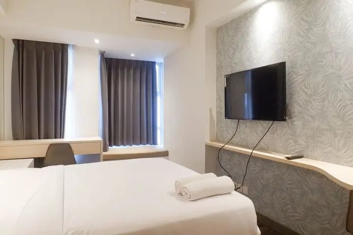 Сурабая: Modern Look Studio at Apartemen Superm