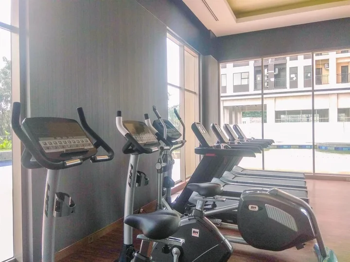 Депок: Warm And Minimalist Studio Room Transpark Cibubur Apartment