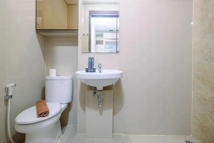 Депок: Warm And Minimalist Studio Room Transpark Cibubur Apartment