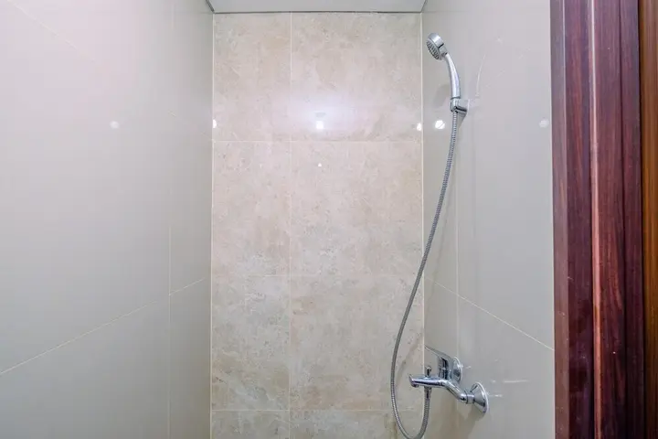 Депок: Warm And Minimalist Studio Room Transpark Cibubur Apartment