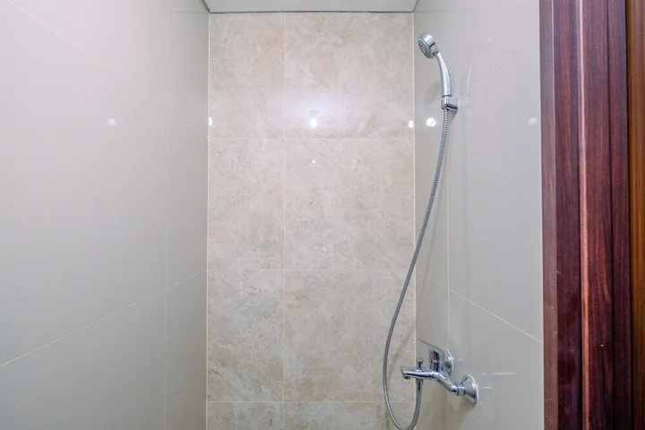 Депок: Warm And Minimalist Studio Room Transpark Cibubur Apartment