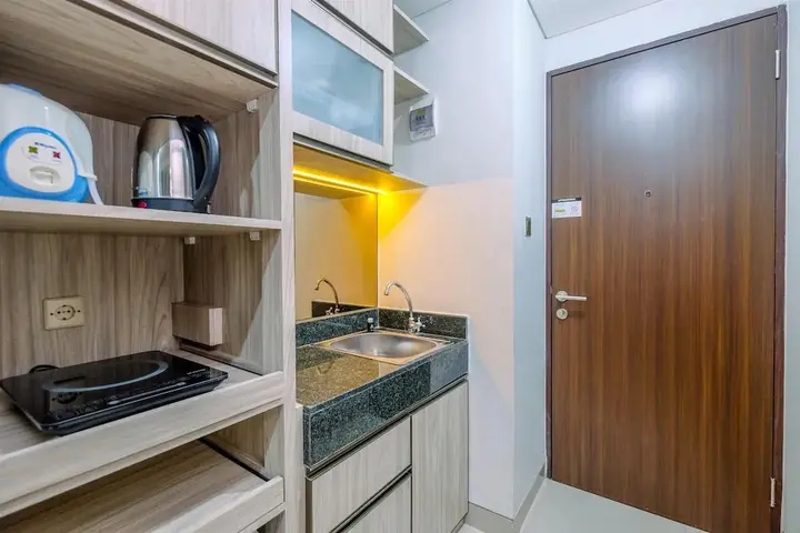 Депок: Warm And Minimalist Studio Room Transpark Cibubur Apartment