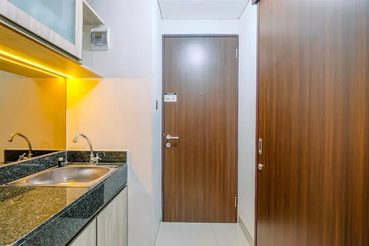 Депок: Warm And Minimalist Studio Room Transpark Cibubur Apartment