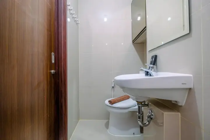 Депок: Warm And Minimalist Studio Room Transpark Cibubur Apartment