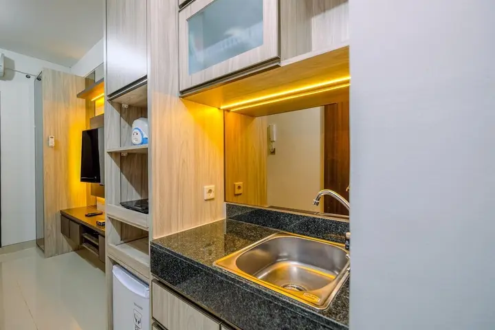 Депок: Warm And Minimalist Studio Room Transpark Cibubur Apartment