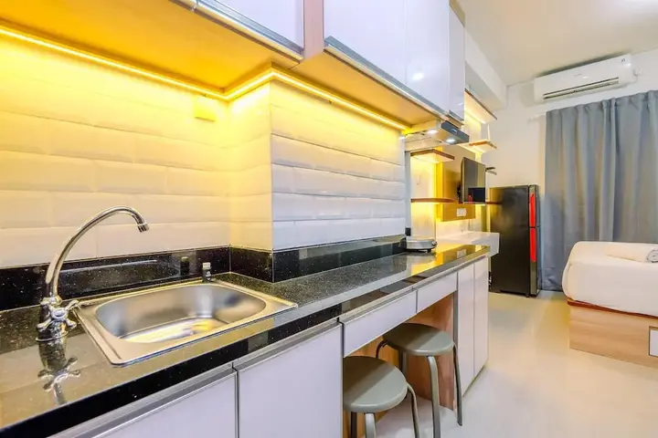 Депок: Cozy Stay And New Furnished Studio At Transpark Cibubur Apartment