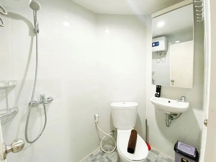 Семаранг: Minimalist And Homey Studio Room At Amartha View Apartment