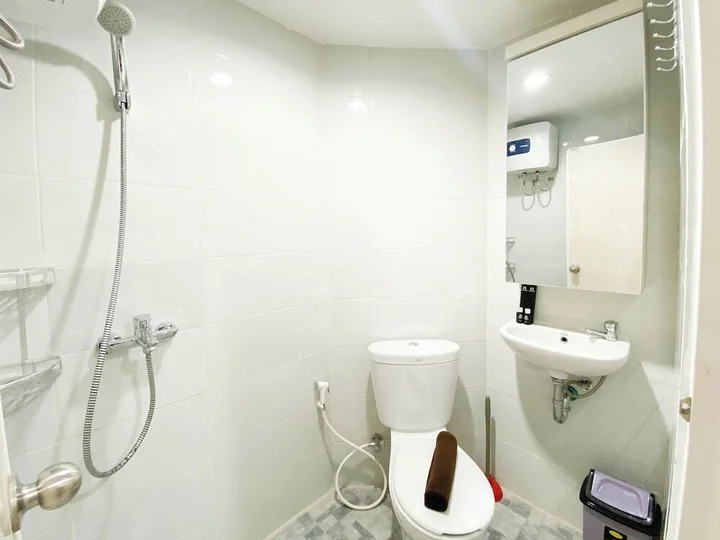 Семаранг: Minimalist And Homey Studio Room At Amartha View Apartment